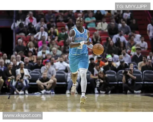 美媒发布AI合成图罗齐尔庭审前手铐黄蜂连帽衫造型引关注