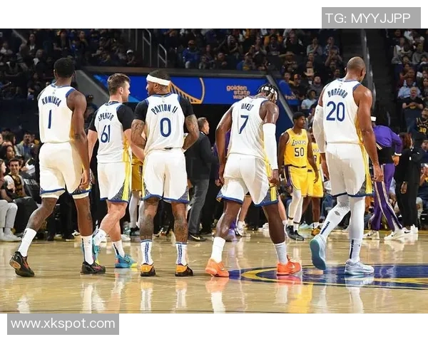 库里弧顶接球失去重心却依然精准命中布朗尼面前三分球 库里弧顶接球失去重心却依然精准命中布朗尼面前三分球