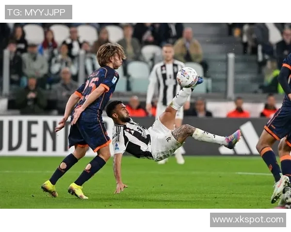 库普梅纳斯传中被扑后图拉姆紧随其后射门再遭门将拒绝 库普梅纳斯传中被扑后图拉姆紧随其后射门再遭门将拒绝